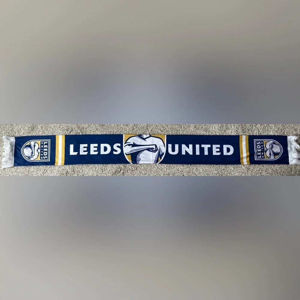 Leeds United Salute Logo / Badge Soccer Scarf